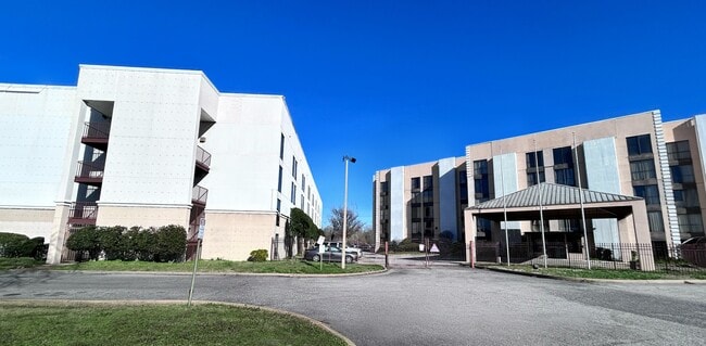 Building Photo - 2705-2715 Cherry Rd