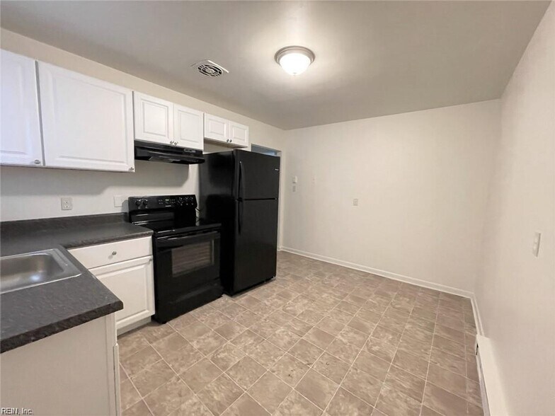 Building Photo - 2018 Pond Ln