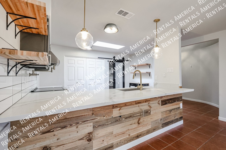 Building Photo - 1413 N Oak St