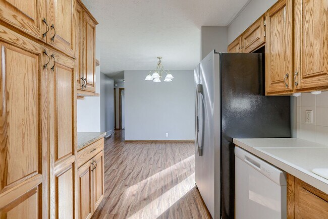 Building Photo - Conveniently Located 3 Bedroom Bellevue Home!!