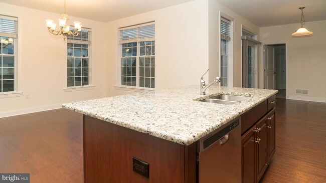 Building Photo - 2 PEACOCK Way