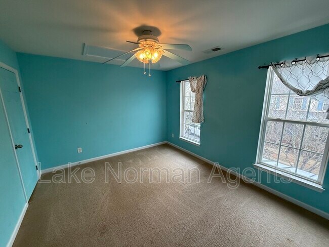 Building Photo - 15622 Troubadour Ln