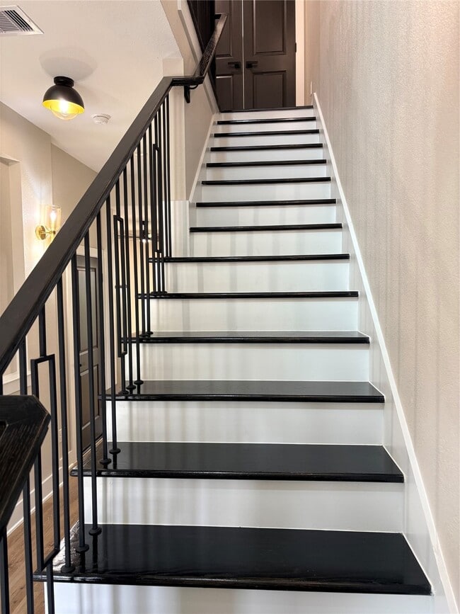 Building Photo - 2105 Esther Dr