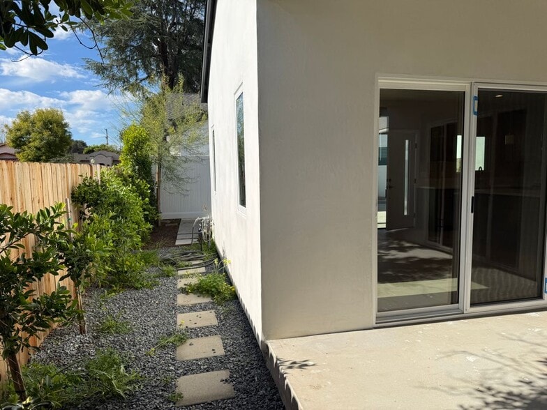 Building Photo - 1072 N Vinedo Ave