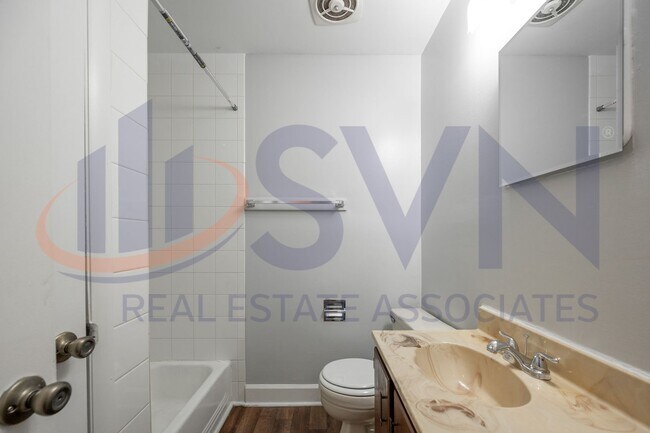 Building Photo - Refreshed 3 Bedroom / 2.5 Bath Ranch Style Home in Parkwood Neighborhood!