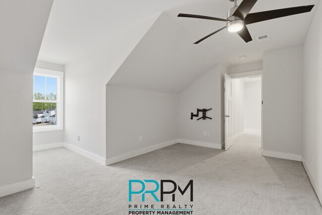 Building Photo - 6 Thornfield Dr