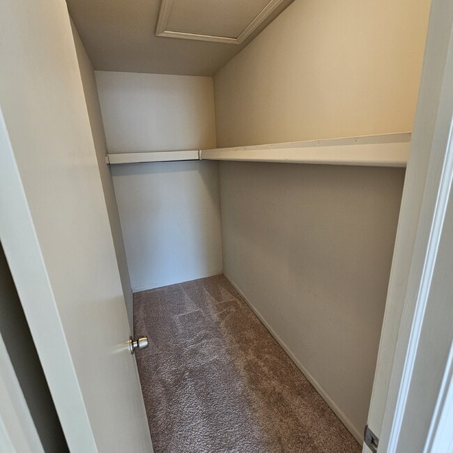 Building Photo - 2-bedroom, 1.5 bath that features two bedr...