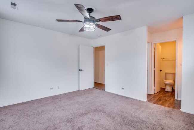 Building Photo - 340 Springlake Ln