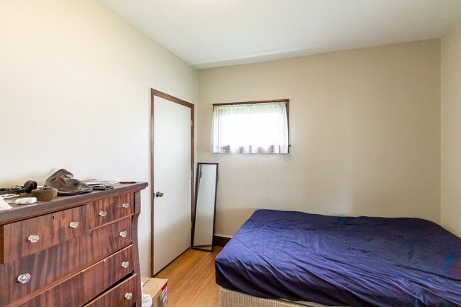 Building Photo - Close to Campus