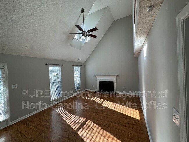 Building Photo - 12115 Landing Green Dr