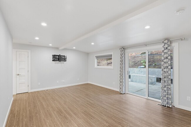 Building Photo - Stunning 4 Bedroom/2 Bathroom West Linn Retreat with Designer Firepit & Gorgeous Views!