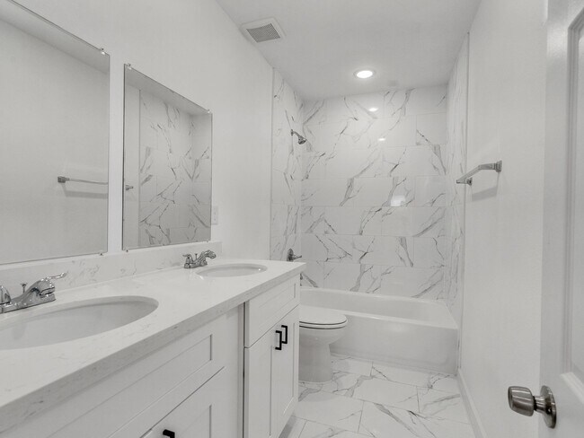 Building Photo - ? Spacious & Stylish 3-Bed Home – Garage Included! ?