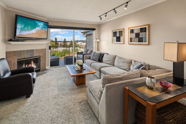 Building Photo - Top Floor Condo with Skyline Views in Merc...