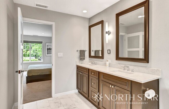 Building Photo - $1000 Off First Months Rent in Lake Oswego