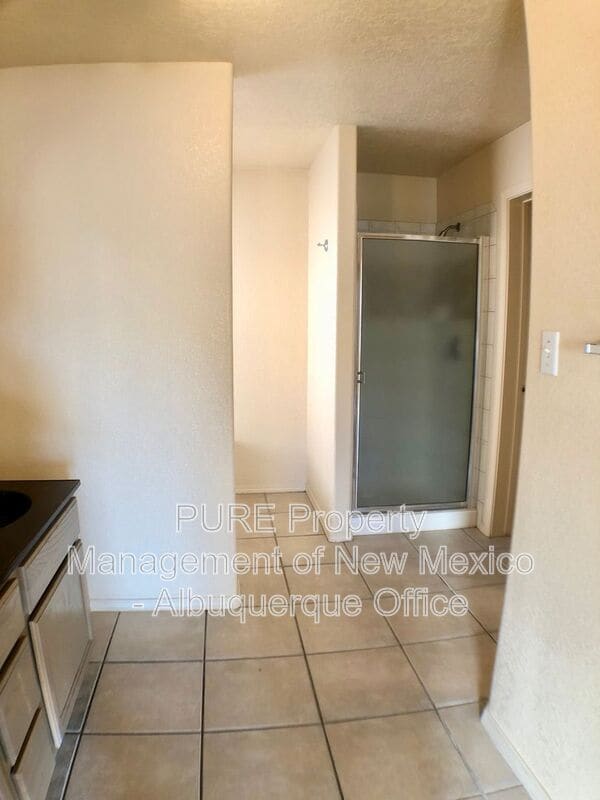 Building Photo - 4905 Kingsway Dr