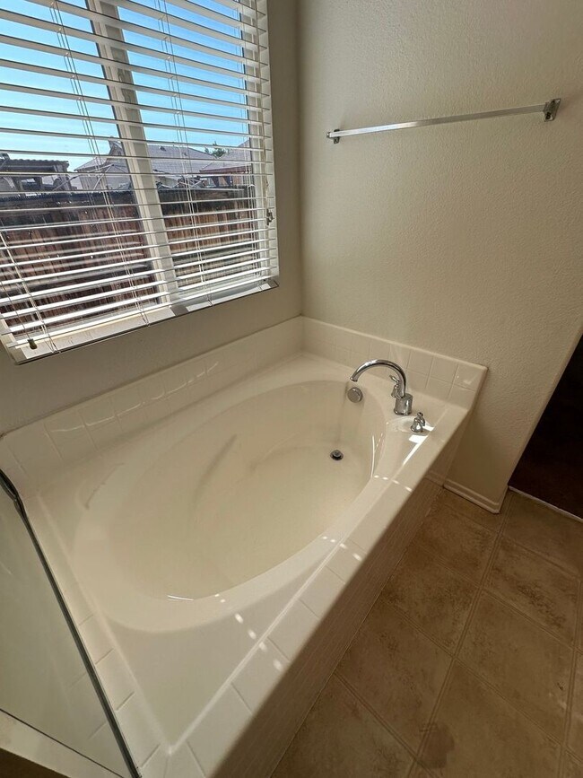 Building Photo - 4 BEDROOM HOME + OFFICE IN VICTORVILLE