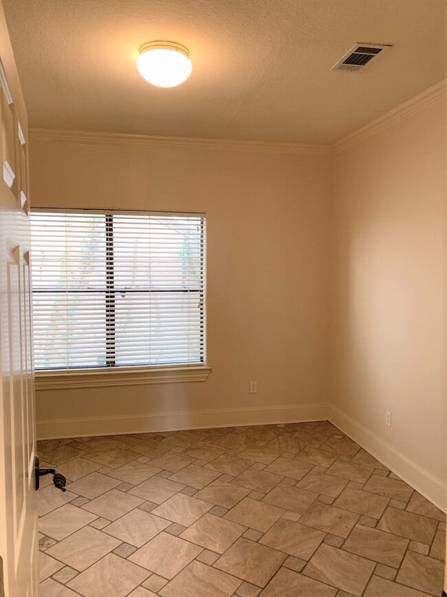 Building Photo - 2210 Bellefontaine