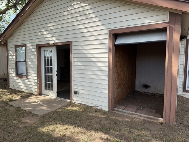Building Photo - 202 N Cimarron Dr