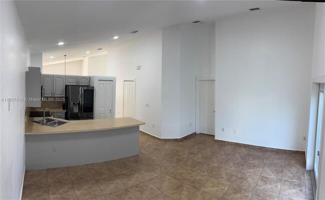 Building Photo - 709 SE 13th Terrace