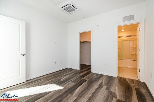 Building Photo - Newly Built Condo | Open Floor Plan | E.V. Outlet