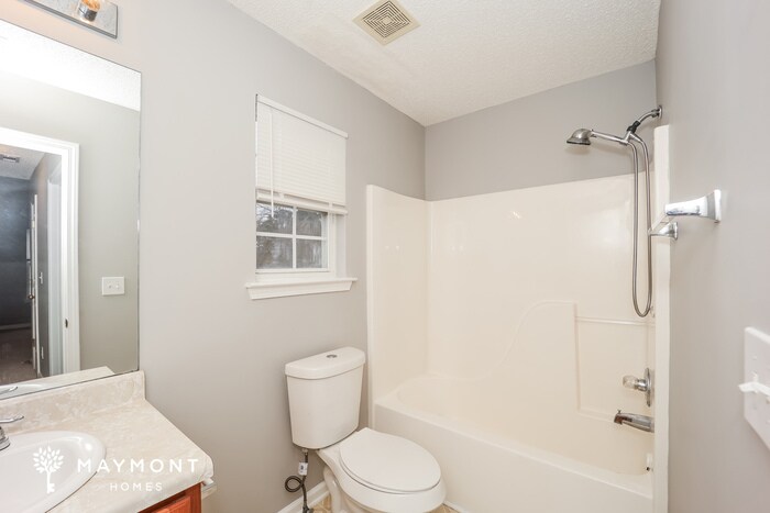 Building Photo - 1601 Hallmark Hills Dr