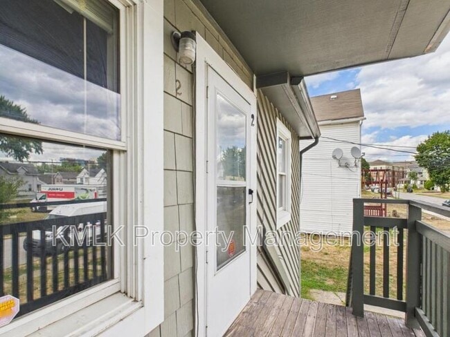 Building Photo - 456 Allyn St