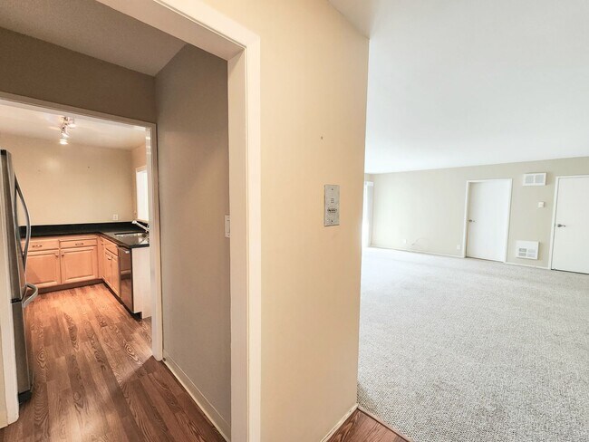 Building Photo - Woodlake two bed, 2 bath