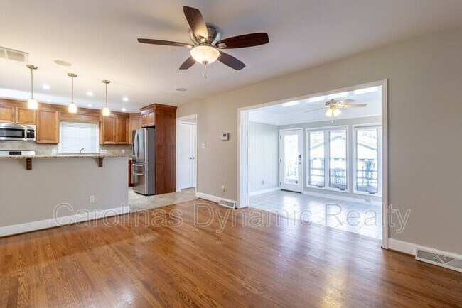 Building Photo - 6618 Castlegate Dr