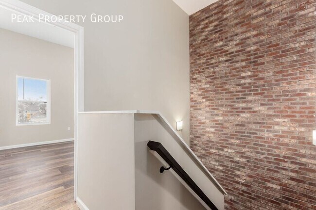 Building Photo - 1359-1365 Summit Street-1363 Summit Street