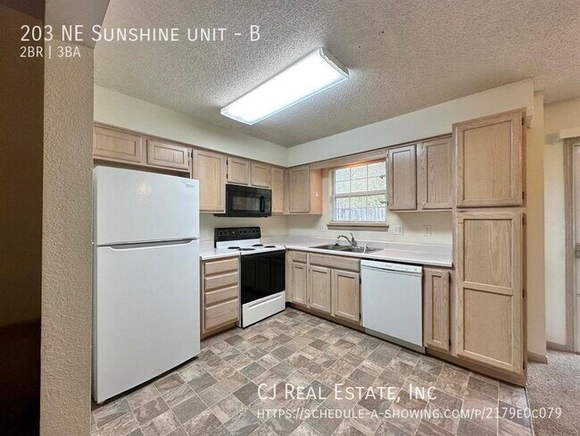 Building Photo - 203 NE Sunshine St