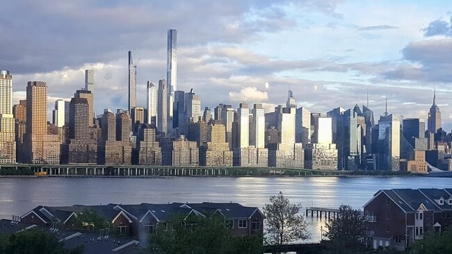 Building Photo - 7002 Kennedy Blvd E