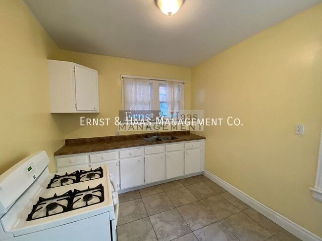 Building Photo - Lovely 2 Bedroom House Just Steps From Fin...