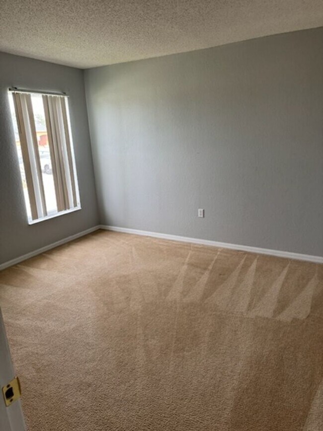 Building Photo - Highland Square Home