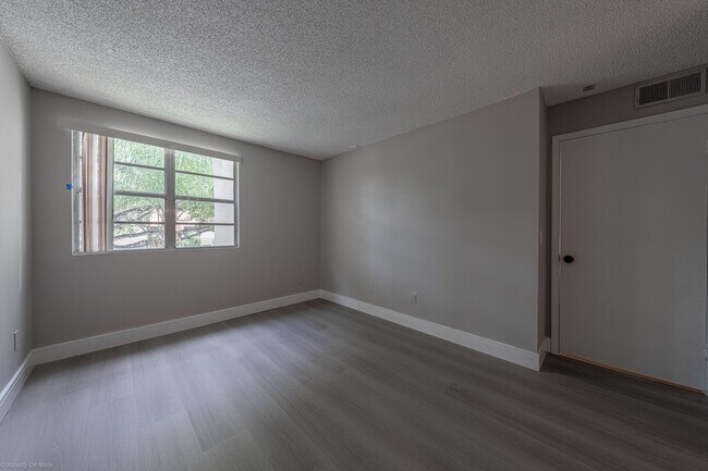 Building Photo - 1247 SW 46th Ave
