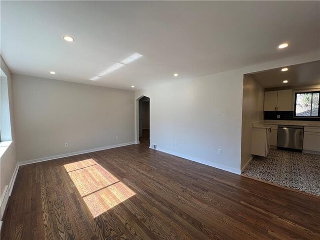 Building Photo - 658 Fort Couch Rd