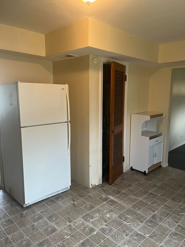 Building Photo - 2 Bedroom Bungalow - $1100