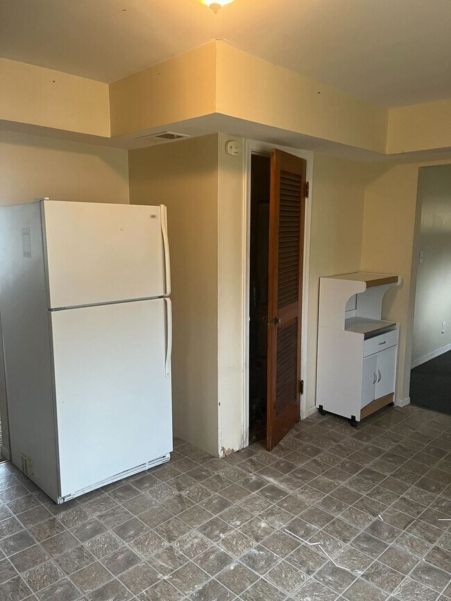 Building Photo - 2 Bedroom Bungalow in Warren - $1200