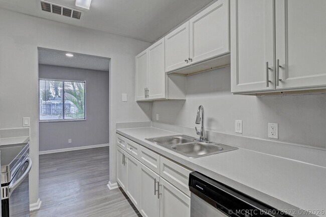 Building Photo - 9184 Roan Ln