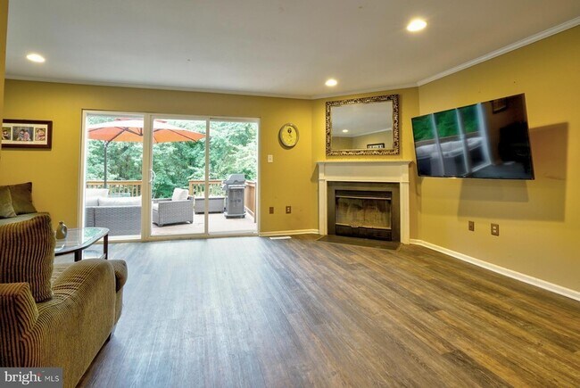 Building Photo - 111 Honey Locust Ct