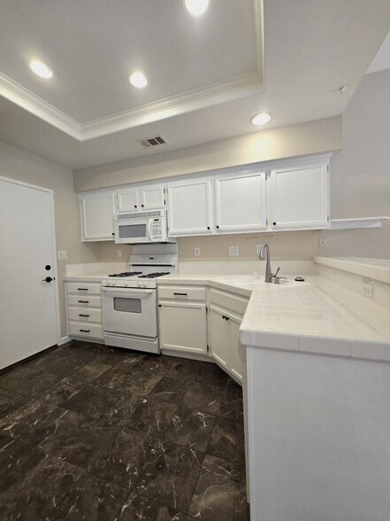 Building Photo - 109 Breakers Ln