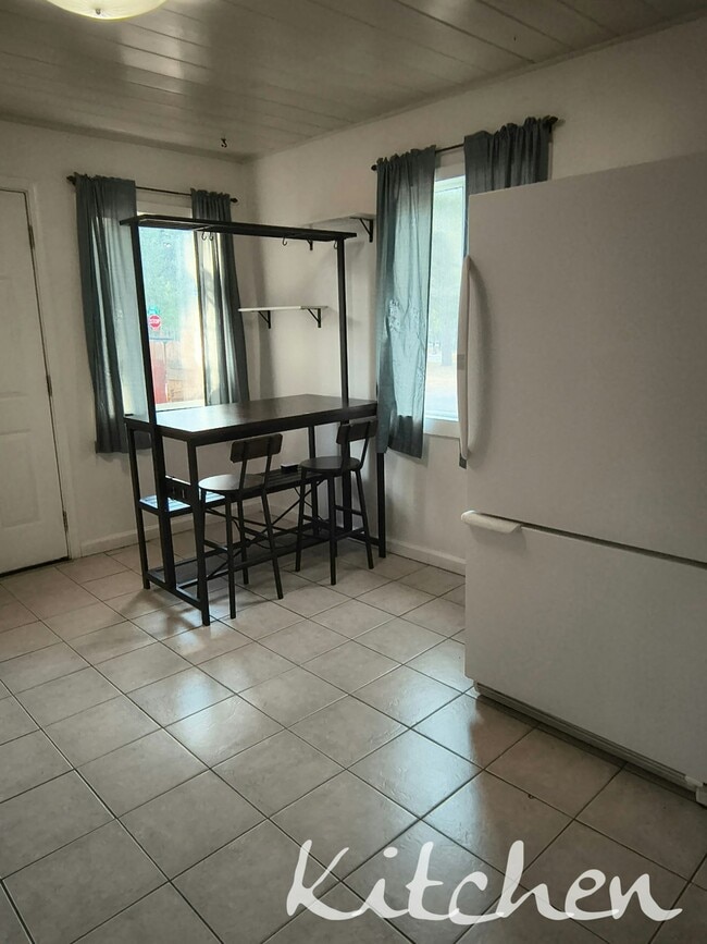 Building Photo - 2564 Elwood Ave