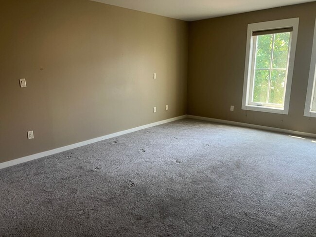 Building Photo - Stunning 2-Bedroom, 2.5-Bath Townhouse!
