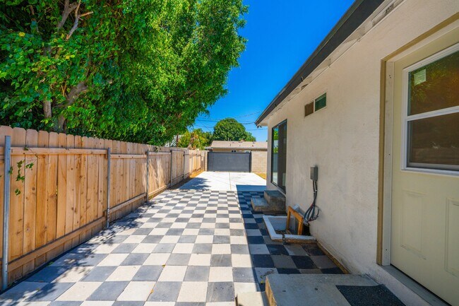 Building Photo - 7514 Woodley Ave