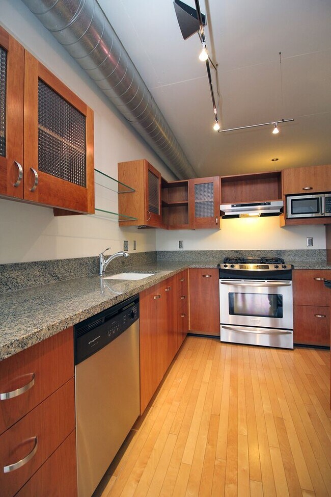 Building Photo - Exceptional 1 bd + bonus, City Views in Pe...