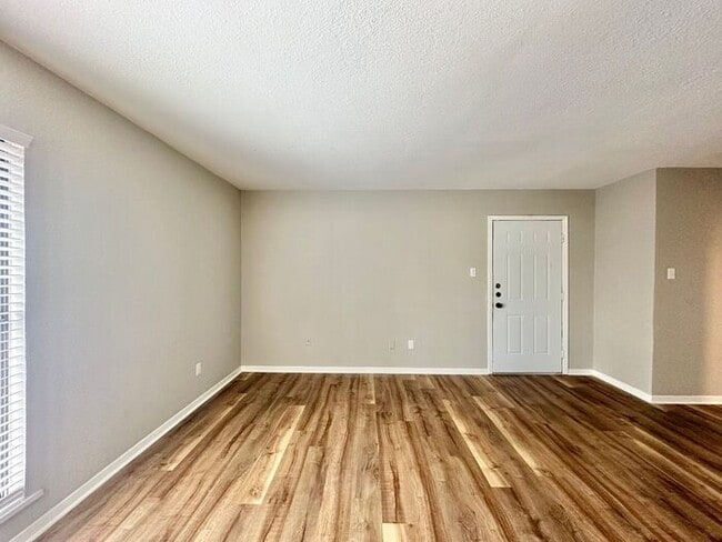 Building Photo - Available Now: Affordable Downtown Living!