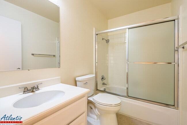 Building Photo - 4015 Villa Vista