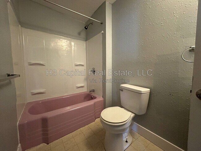Building Photo - 821 Alby St