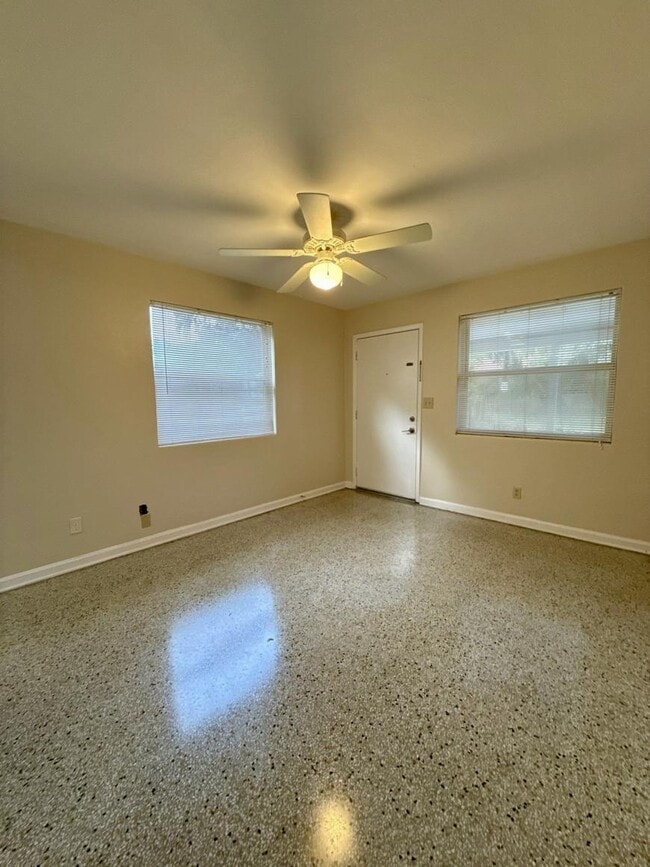 Building Photo - 2 bedroom in Jacksonville FL 32207