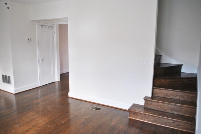Building Photo - Georgetown near GT Medstar Hospital, Chic Rowhouse 5br/3Ba w/Yard, Deck. 2 Car Parking