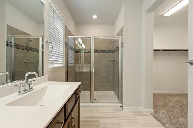 Building Photo - 102 Hedge Grn Holw